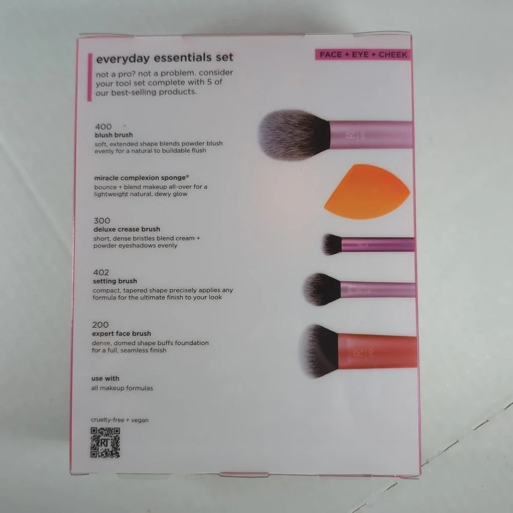 Real Techniques 5 Piece Brush Set, Includes 4 Brushes & Makeup Sponge New Sealed